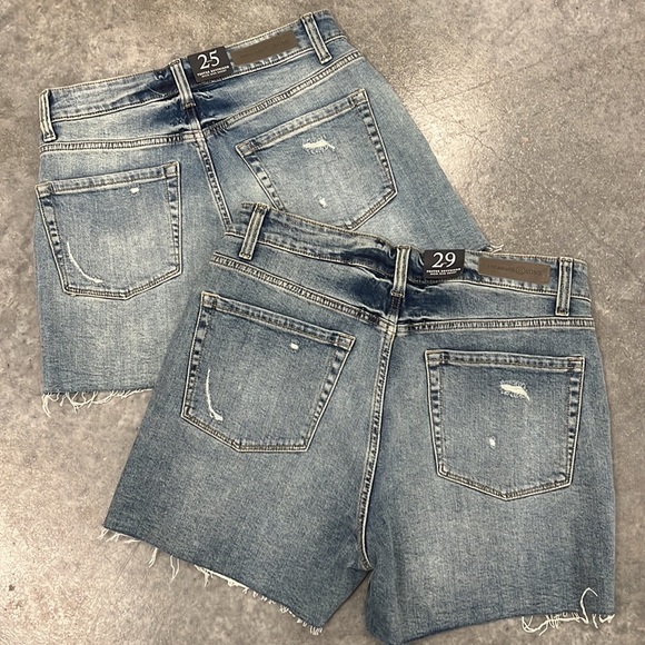 NWT Treasure Bond Distressed Shorts - Picture 4 of 8